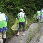 国道沿いのポイ捨てゴミを拾う。